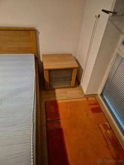 Predám manželskú posteľ s roštami, matracmi aj stolíkmi - 2