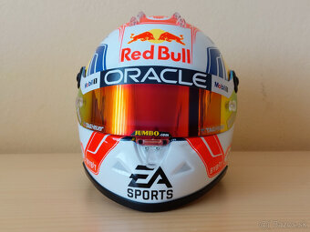 Predám Max Verstappen 2023 Red Bull F1 mini prilba 1:2 - 2