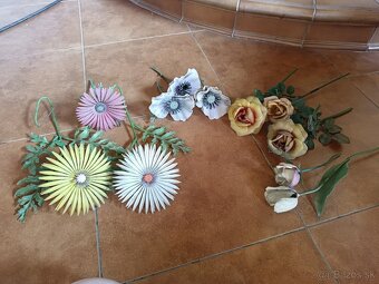 Staré, umelé kvety. - 2