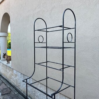 Kovový regál so sklenenými poličkami - 2