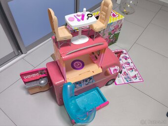Predám rozkladací Barbie Karavan s bazénom - 2