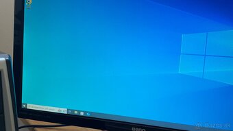 Starší PC s monitorom - 2