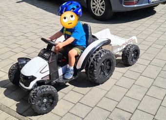 Predám detský elektrický traktor s vlečkou - 2