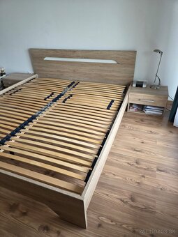 Staršia Posteľ IKEA a nočné stolíky k nej. - 2