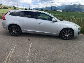 VOLVO V60 Momentum - 2