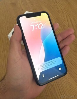 iPhone 11 - Čierny / 64 GB - 2