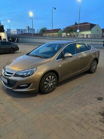 Opel Astra J 1.4 103kw sedan benzín - 2