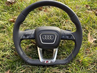 AUDI ŠPORTOVÝ VYHRIEVANÝ ZKOSENÝ PERFOROVANÝ VOLANT - 2