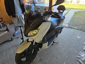 Predám skuter Ymaha Xmax 125 10.4kw zachovalom stave - 2