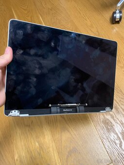 Macbook Air M1 2020 prasknutý displej - 2