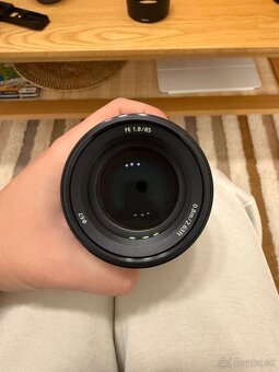 Sony FE 85mm f/1.8 – výborný stav, ostrý portrétny objektív - 2