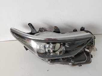 svetlo PP , Toyota Auris ii 2015-2018 8111002K30 300€ - 2