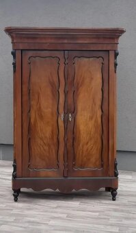 Skriňa Biedermeier . - 2