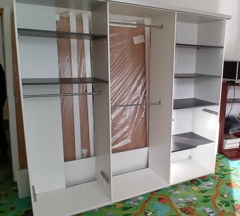Skriňa s posuvnými dverami a zrkadlom - 2