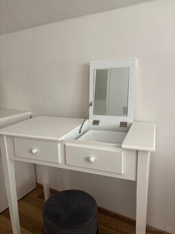 Biely toaletný stolík s taburetkou - 2