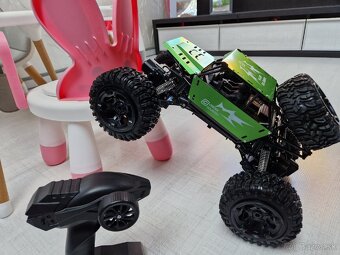 RC auto 4x4 1:8 - 2