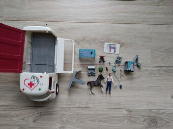 Predam Schleich 42439 Mobilná veterinárna klinika s kobylou - 2