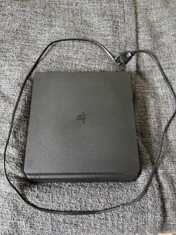 Predám Playstation 4 Slim 1TB - 2
