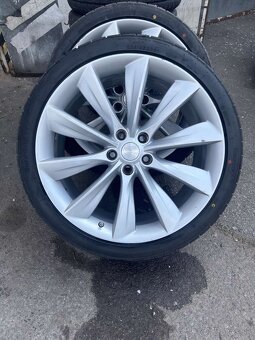 Tesla model S Elektrony - 2