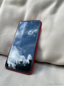 Predám iPhone 11 Product Red 64GB - 2