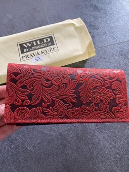 Dámska kožená peňaženka, s ornamentom v červenej farbe. - 2