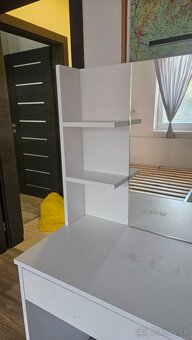 Kozmeticky stolik - 2