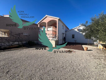 Dom s troma apartmánmi blízko mora v Chorvátsku - 2