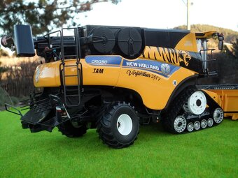 KOMBAJN NEW HOLLAND CR10.90 TIGER MĚŘÍTKO 1:32 - 2
