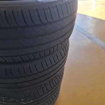 215/55 R17 - 2