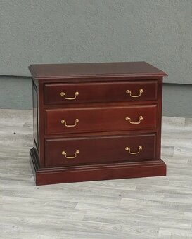 Komoda s 3 zásuvkami. - 2