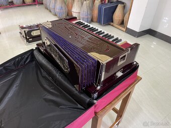 Indicke harmonium scale changer - 2