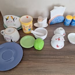 Porcelánové šálky Disney, solničky, mažiarik... - 2