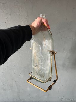 Prázdna sklenená fľaša v stojane - 2