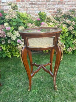 Francúzsky vitrínový stolík - 2