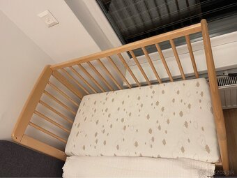 Drevená prístavná postieľka s kolieskami - 2