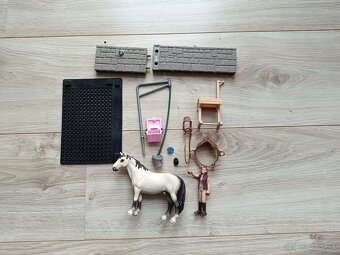 Predam Schleich 42104 Umývací kút klubový s príslušenstvom - 2