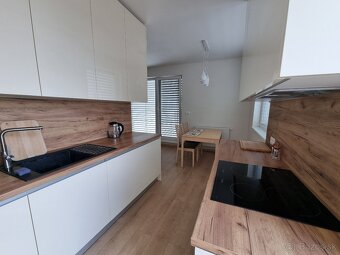 Predám moderne zariadený 3 izbový byt s veľkou terasou - 2