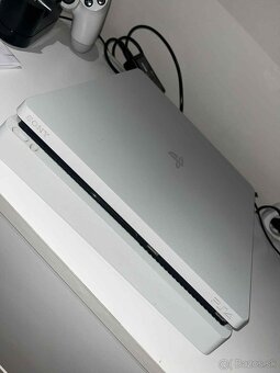 🎮 PlayStation 4 Slim 500 GB – 2 ovládače + nabíjacia stanic - 2