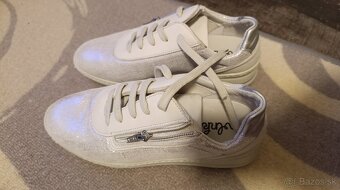 Biele tenisky, sandale - 2