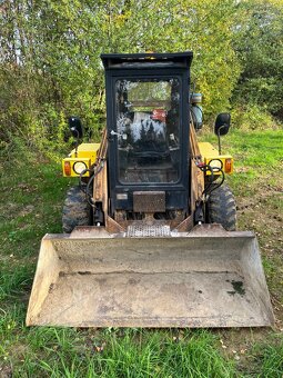 Šmykový nakladač UNC 060 - 2