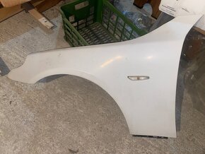 Lavy Pravý predný blatník BMW e60 e61 - modrý , biely - 2