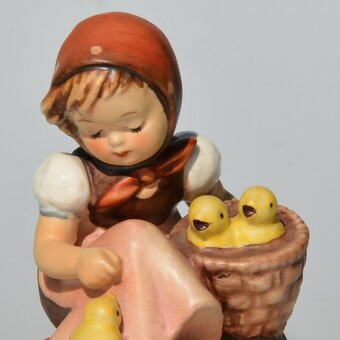 Hummel starožitná porcelánová soška - Dievčatko s kuriatkami - 2