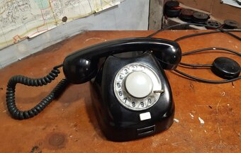 Bakelitový telefon TESLA z roku 1978 - 2