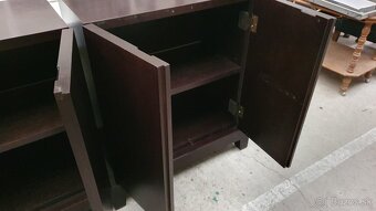 Komody 2 ks na drevenom podstavci,ZĽACNENÉ - 2