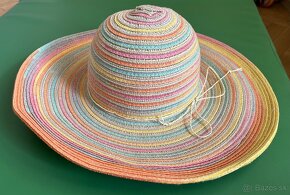 Krasny, velky farebny klobuk - 2