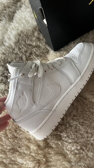 Predám tenisky Nike Jordan 1 Mid – výborný stav - 2