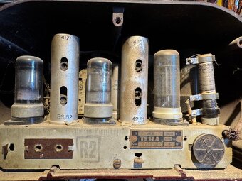 Starožitné bakelitové rádio Tesla Talisman 308U - 2