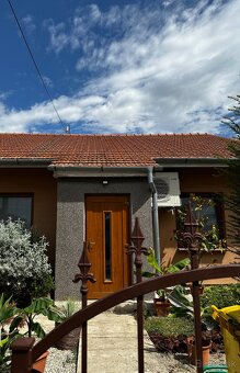 Moderný 3-izbový dom s veľkým pozemkom, bazénom a hosťovským - 2