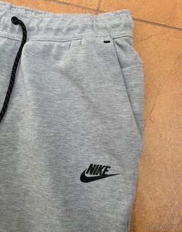 Šedé tepláky značky Nike Tech Fleece - 2