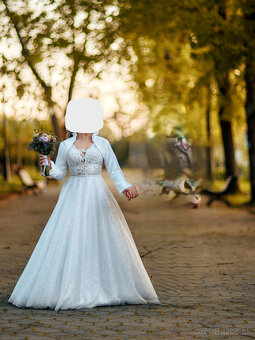 Trblietavé svadobné šaty - 2